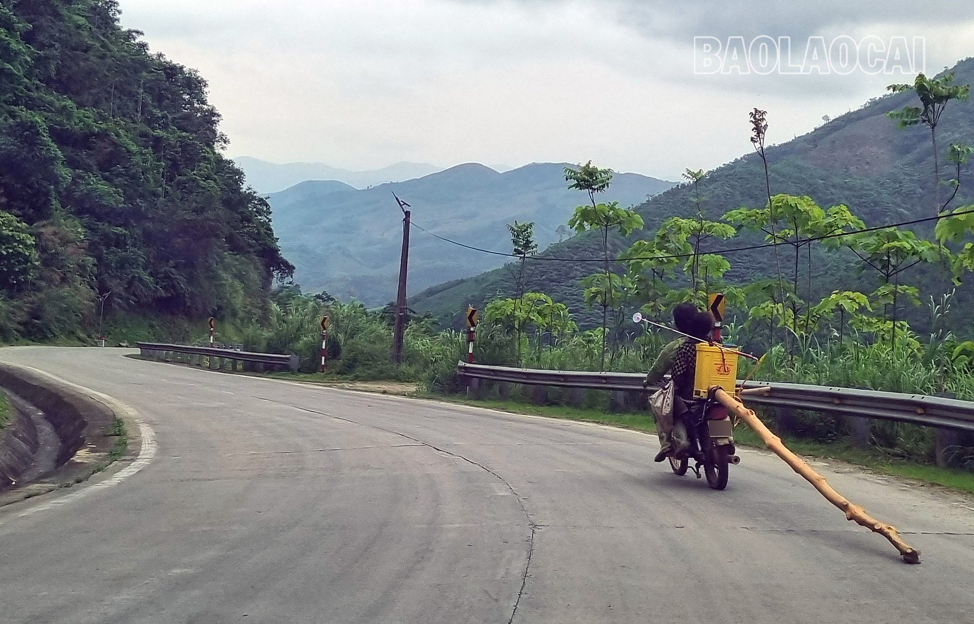 Chở người, mang vác vật cồng kềnh trên xe (Ảnh Báo Lào Cai)