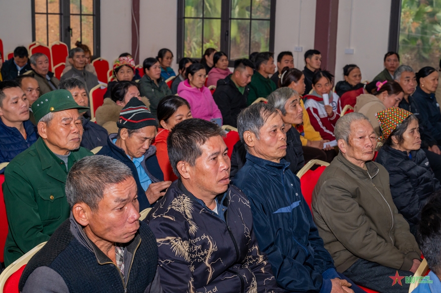 Đại diện các đối tượng chính sách, người có công, gia đình có hoàn cảnh khó khăn, gia đình bị ảnh hưởng bởi thiên tai tham dự chương trình.