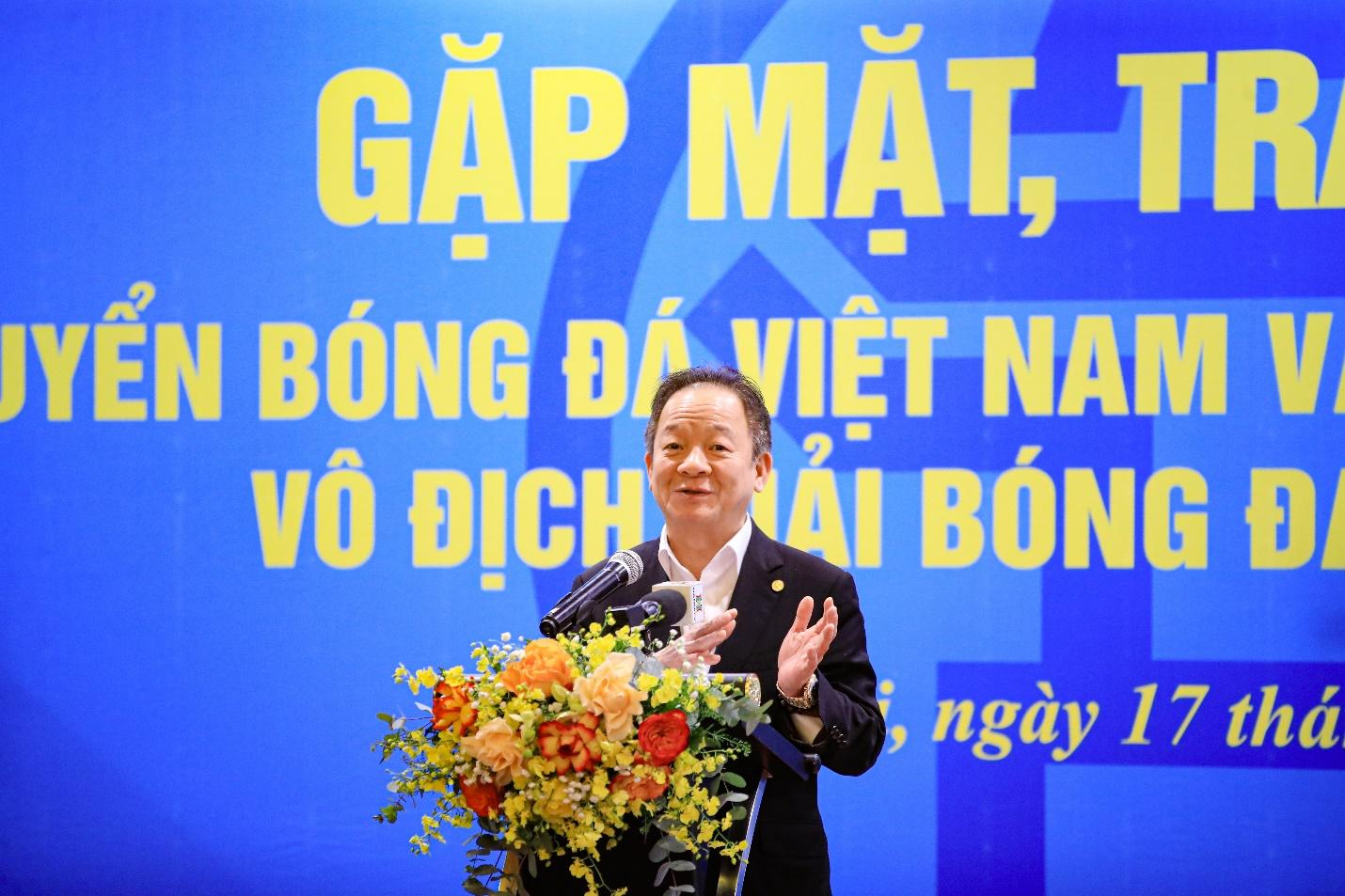 Nhà sáng lập, Chủ tịch điều hành Tập đoàn T&T Group, Chủ tịch Ngân hàng SHB, ông Đỗ Quang Hiển chúc mừng thành tích của các cầu thủ Hà Nội và đội tuyển Việt Nam.