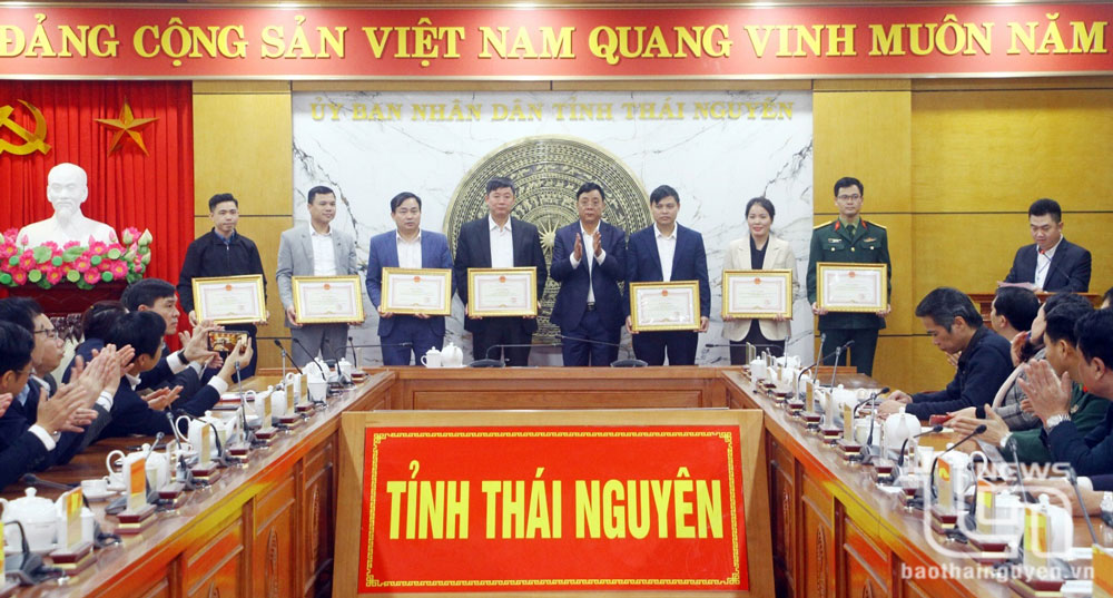 Đồng chí Đặng Xuân Trường, Phó Chủ tịch Thường trực UBND tỉnh trao Bằng khen cho tập thể, cá nhân có thành tích xuất sắc trong công tác phòng, chống thiên tai năm 2023.