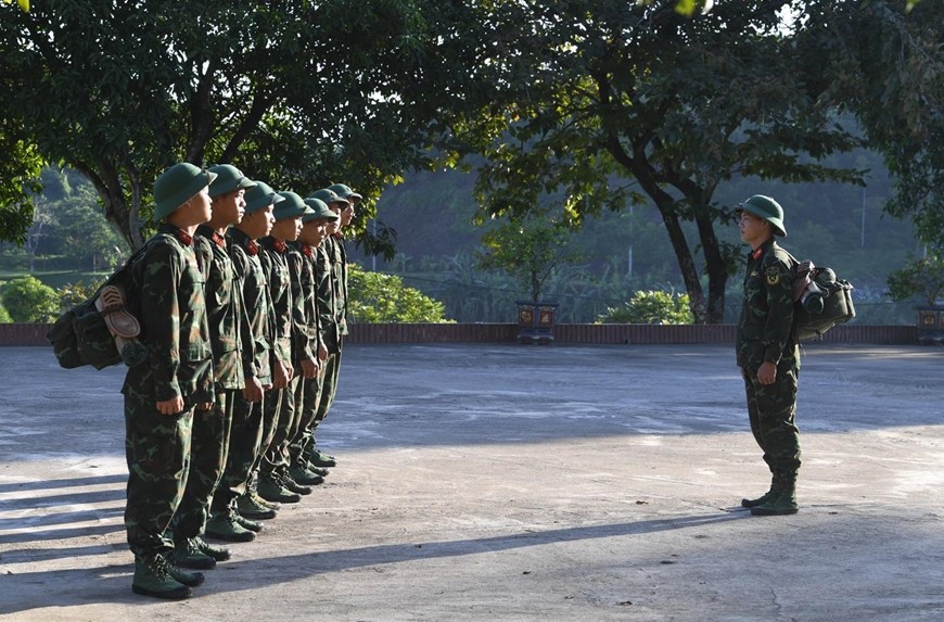 Trung sĩ Sùng A Súa chỉ huy tiểu đội chuẩn bị hành quân dã ngoại trong đội hình Trung đội 1 (Ảnh Báo Lào Cai)