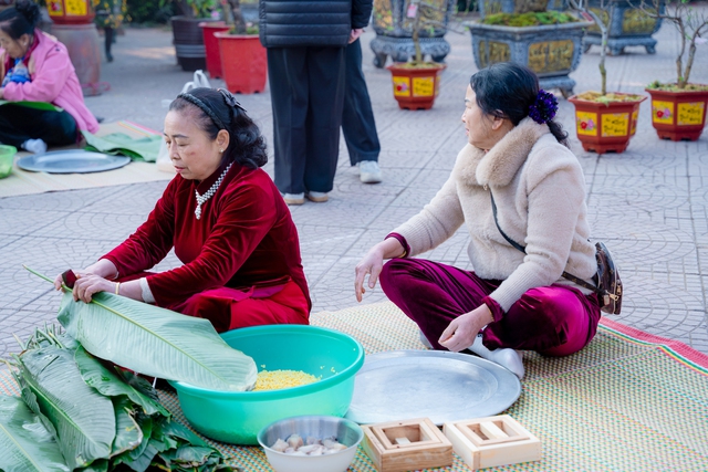 Hoạt động gói bánh chưng tại khuôn viên khu phố đi bộ Trịnh Công Sơn, Tây Hồ, Hà Nội