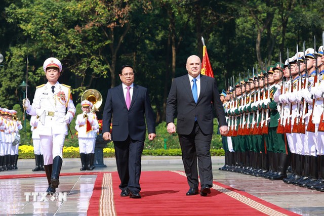 Thủ tướng Phạm Minh Chính và Thủ tướng Liên bang Nga Mikhail Vladimirovich Mishustin duyệt Đội danh dự Quân đội nhân dân Việt Nam. (Ảnh: Dương Giang/TTXVN)