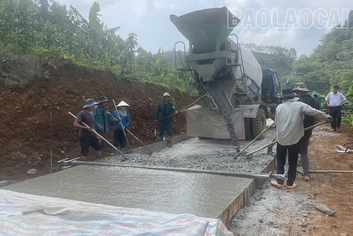 Đổ bê tông xi măng tuyến đường thôn Mào Phìn, xã Nậm Chảy. (Ảnh Báo Lào Cai)