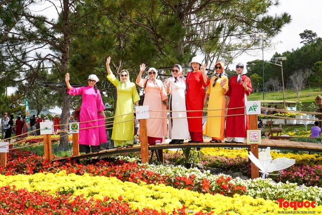 Du khách tham dự Festival Hoa Đà Lạt lần thứ 10. Ảnh: Đức Thảo