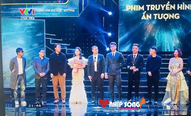 Ê kíp phim Độc đạo nhận giải thưởng Phim truyền hình ấn tượng tại VTV Awards 2024 ẢNH: CHỤP MÀN HÌNH