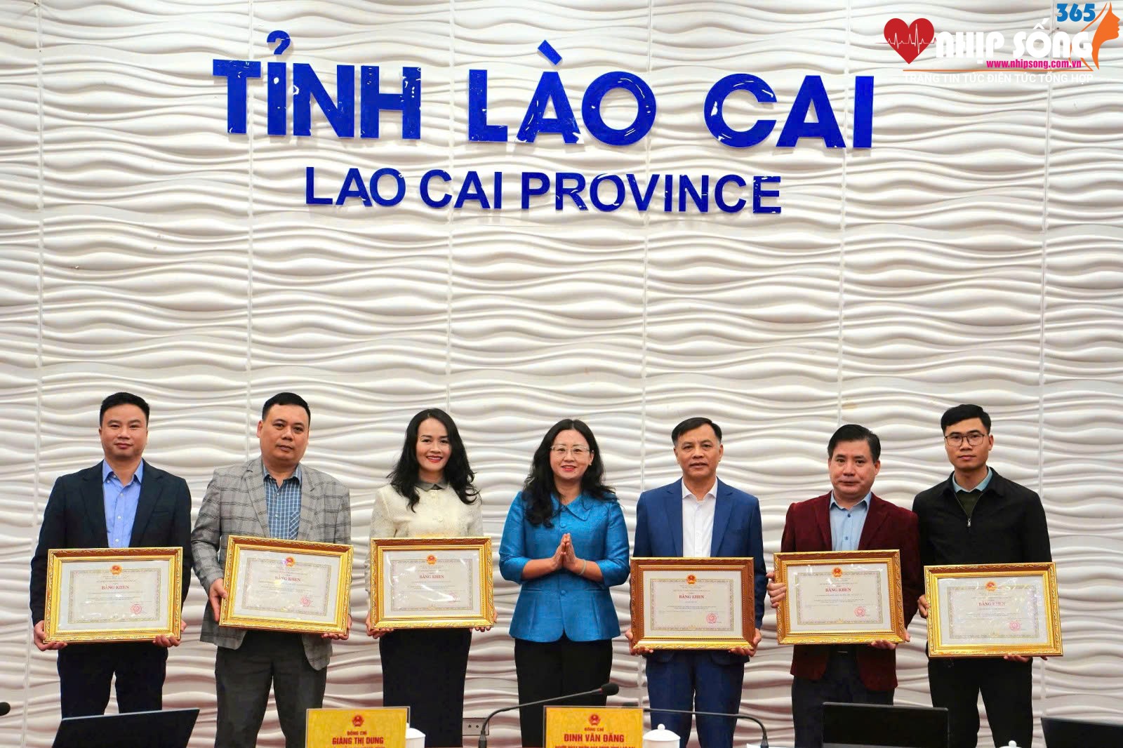 Phó Chủ tịch UBND tỉnh Lào Cai - Giàng Thị Dung trao bằng khen của Chủ tịch UBND tỉnh Lào Cai cho các cơ quan báo chí có thành tích trong công tác cứu hộ, cứu nạn và khắc phục hậu quả của cơn bão số 3 trong năm 2024.