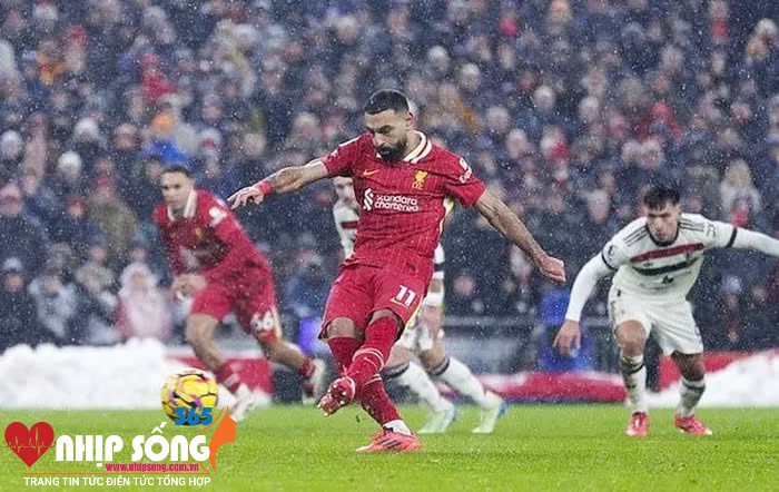 Mohamed Salah tưởng chừng sẽ mang về chiến thắng cho Liverpool khi ghi bàn thứ 13 vào lưới Man.United.