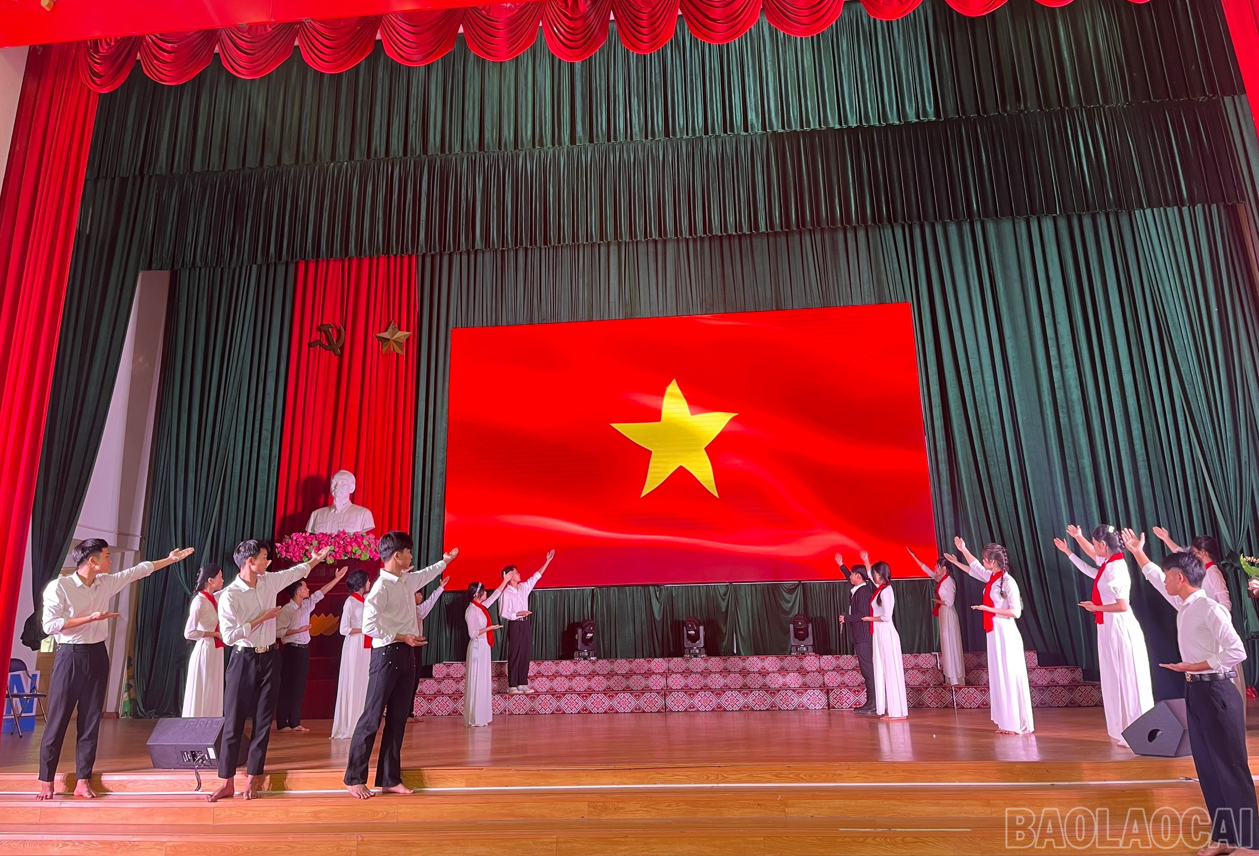 Tiết mục văn nghệ do sinh viên Phân hiệu Đại học Thái Nguyên tại Lào Cai biểu diễn. (Ảnh Báo Lào Cai)