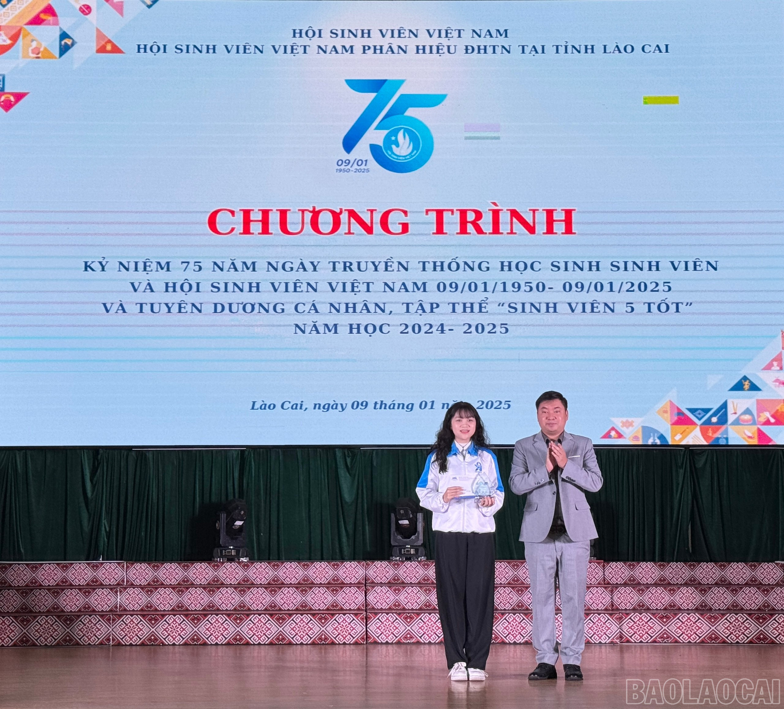 Tuyên dương sinh viên Vũ Thị Minh Hậu đạt Giải thưởng “Sao Tháng Giêng” của Trung ương Hội Sinh viên Việt Nam. (Ảnh Báo Lào Cai)