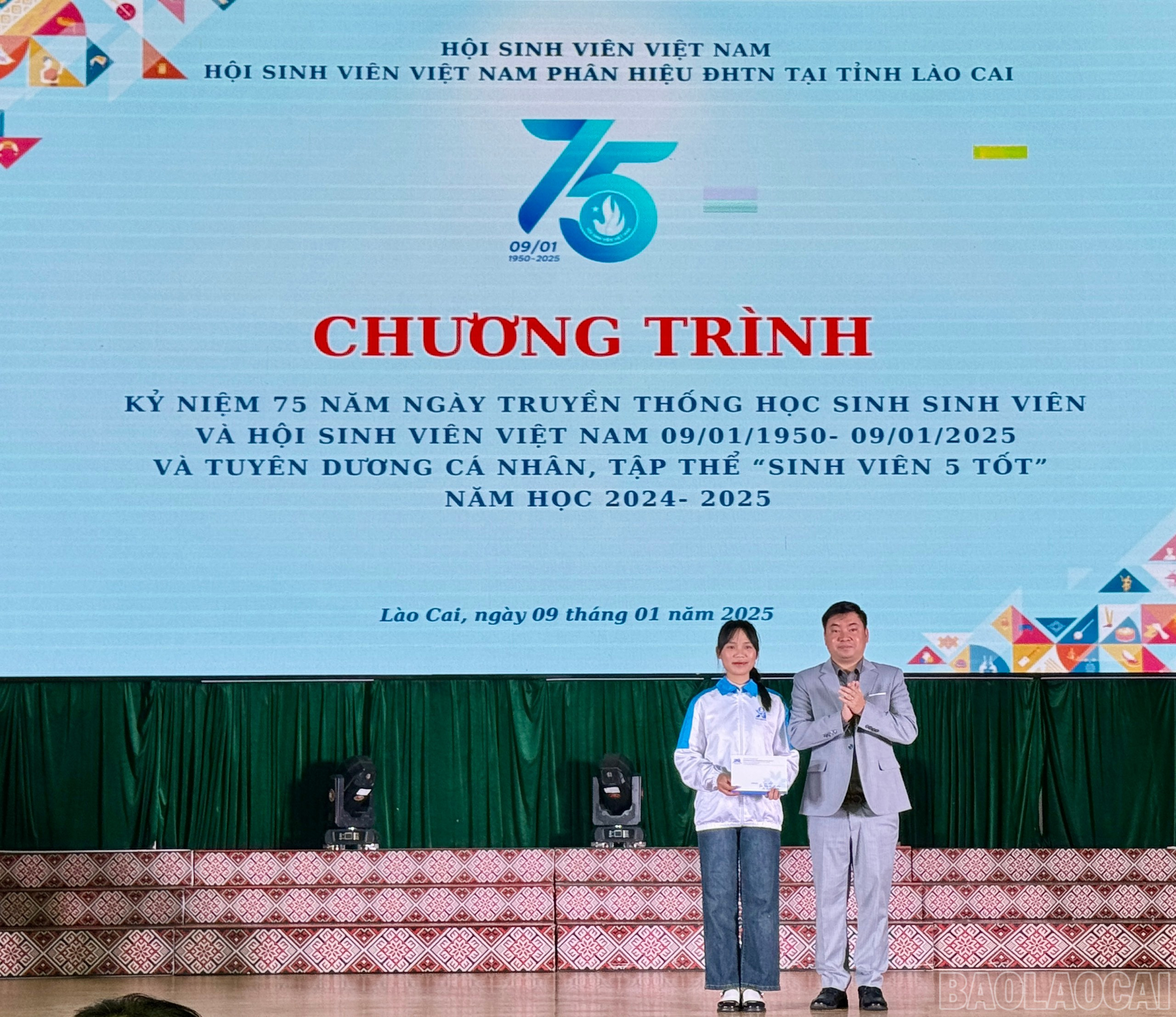 Tuyên dương sinh viên Bàn Thị Kim Ngân đạt giải Nhì tại Cuộc thi hùng biện tiếng Trung toàn quốc. (Ảnh Báo Lào Cai)