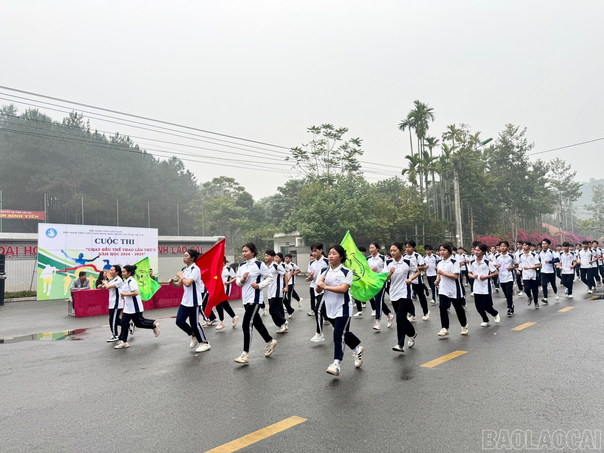 Gần 1.200 sinh viên Phân hiệu Đại học Thái Nguyên tại Lào Cai tham gia giải chạy đều. (Ảnh Báo Lào Cai)