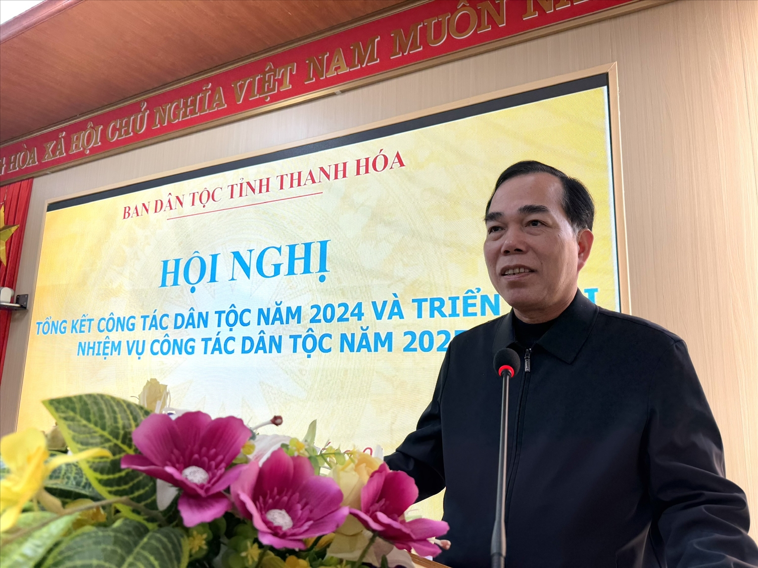 Ông Cầm Bá Tường - Phó Trưởng Ban Dân tộc tỉnh Thanh Hóa báo cáo kết quả thực hiện công tác dân tộc năm 2024