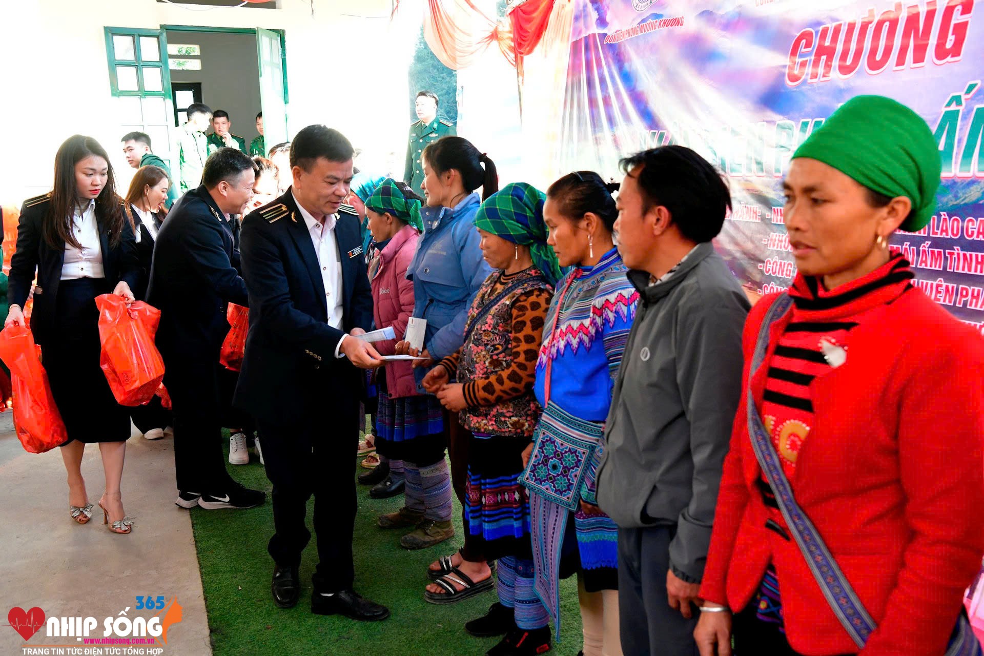 Đồng chí Vũ Lập Công Phó chủ tịch Công đoàn Kiểm toán nhà nước trao quà Chương trình “Xuân Biên cương, ấm lòng dân bản” năm 2025 tại Mường Khương Lào Cai