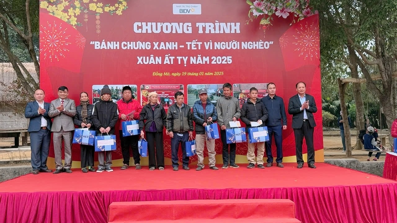 Ban Tổ chức trao quà tặng cho người nghèo thuộc thị xã Sơn Tây, Thạch Thất, Ba Vì (Hà Nội)