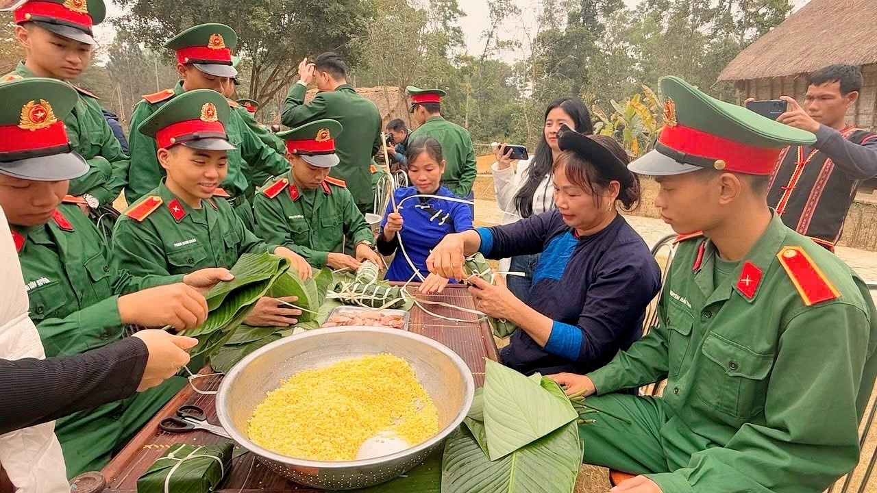 Những chiếc bánh chưng tặng cho người nghèo được gói bằng cả tấm lòng phối kết hợp quân dân