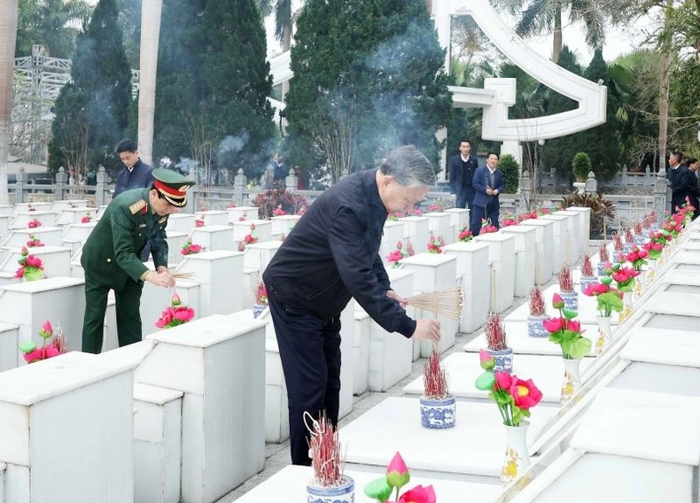 Tổng Bí thư Tô Lâm thắp hương trên phần mộ các liệt sĩ tại Nghĩa trang liệt sĩ Quốc gia Vị Xuyên. Ảnh: Nhandan.vn