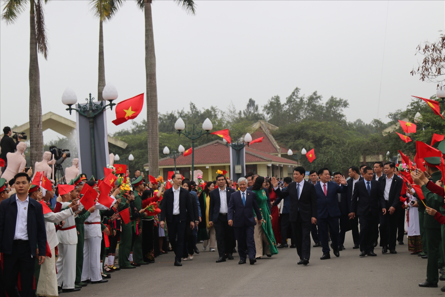 Các đồng chí lãnh đạo Đảng, Nhà nước tới dự ngày hội