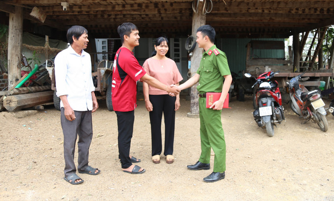 Cong-an-huyen-Phu-Thien-Gia-Lai-dong-vien-Ksor-Thanh-truoc-ngay-len-duong-thuc-hien-nghia-vu-Anh-Hong-Diep-TTXVN