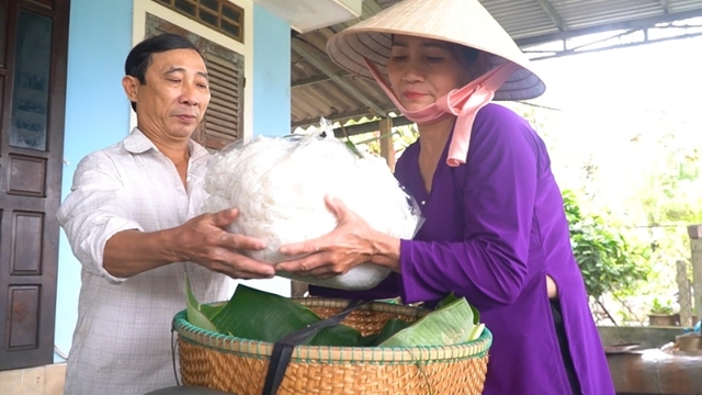 Người dân làm bún ở Vân Cù sẵn sàng chia sẻ bí quyết làm nghề cho những người từ địa phương khác.