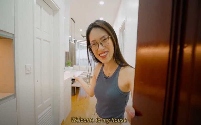 Nu MC hao hung gioi thieu voi moi nguoi ve can ho cua minh. 7776 1