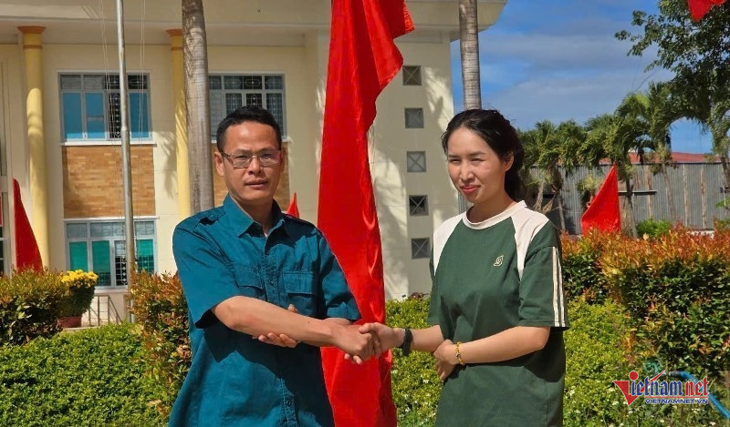 Ông Lê Hoàng, Chỉ huy trưởng Ban Chỉ huy quân sự phường Yên Thế bắt tay động viên Lê Thanh Mai lên đường nhập ngũ. Ảnh: Trần Hoàn