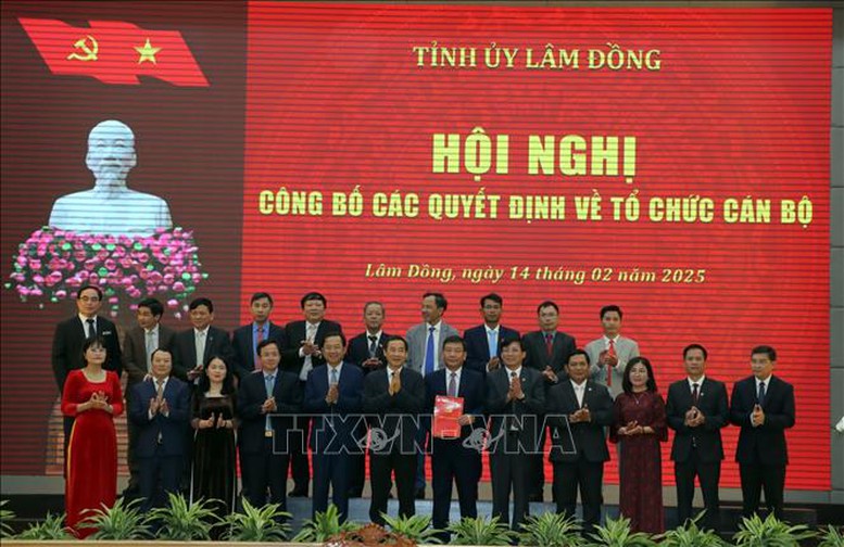 Quyền Bí thư Tỉnh ủy Lâm Đồng Nguyễn Thái Học trao Quyết định thành lập Đảng bộ các cơ quan đảng tỉnh Lâm Đồng - Ảnh: TTXVN