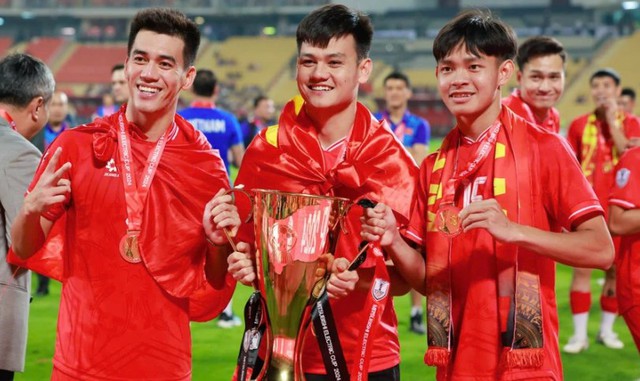 Vĩ Hào (bên phải) cùng các đồng đội ăn mừng chức vô địch ASEAN Cup 2024. (Ảnh: Báo Giáo dục & Thời đại)