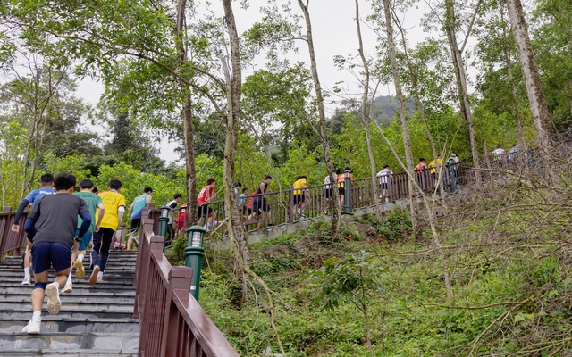 Vượt hơn 1.500 bậc đá với chiều dài khoảng 1,5km các vận động viên tham dự giải quyết tâm chinh phục đỉnh núi Thần Đinh