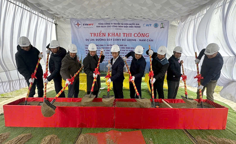 CPMB và các đơn vị liên quan thực hiện nghi thức triển khai thi công dự án đường dây 220kV Đô Lương - Nam Cấm- Ảnh:VGP/Toàn Thắng