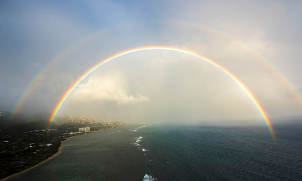 Cầu vồng trên đảo Oahu, Hawaii. Ảnh: Steven Businger