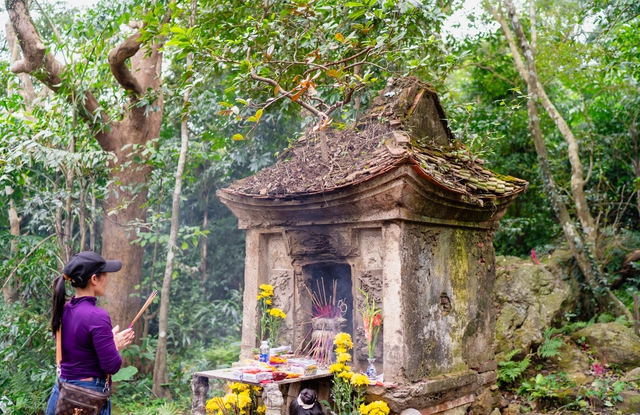 Du khách dâng hương tại Tam Toà Thánh Mẫu của Chùa Non trên đỉnh núi Thần Đinh