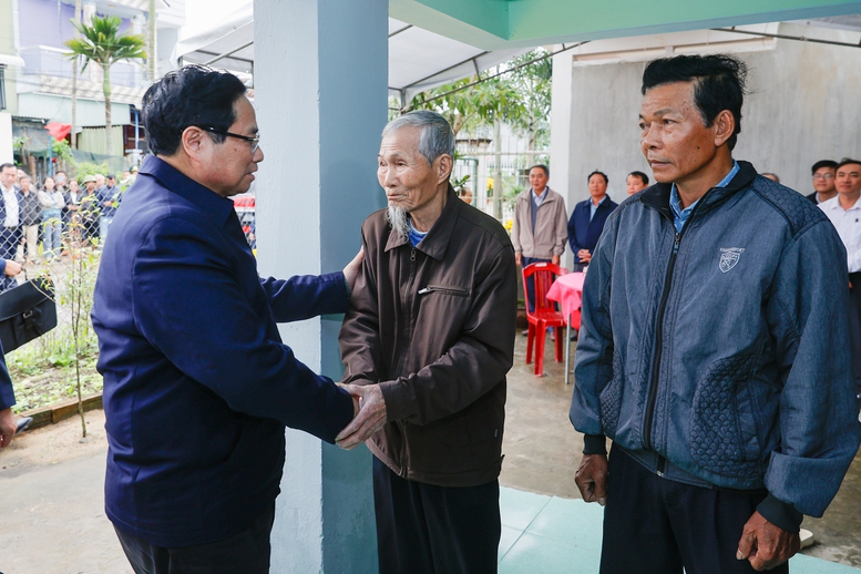 Thủ tướng tới thăm hộ gia đình ông Trần Trung Kiên tại xã Đức Chánh, huyện Mộ Đức - Ảnh: VGP/Nhật Bắc