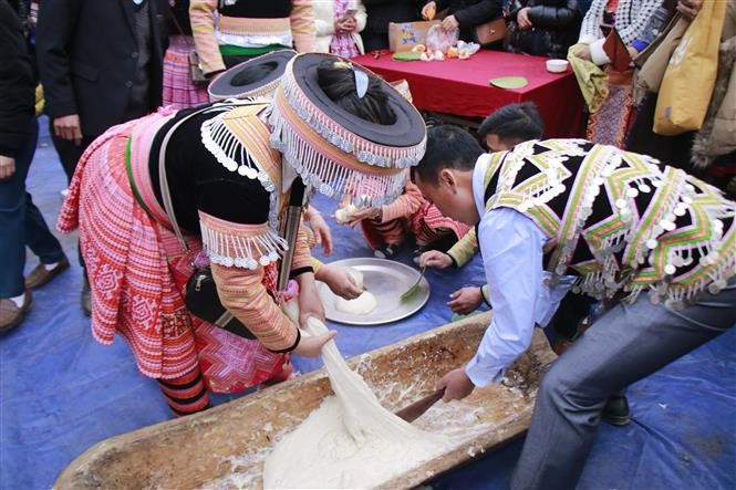 Thi giã bánh dày, hoạt động không thể thiếu tại Lễ hội Gầu Tào của người Mông. Ảnh: Đinh Thùy - TTXVN 