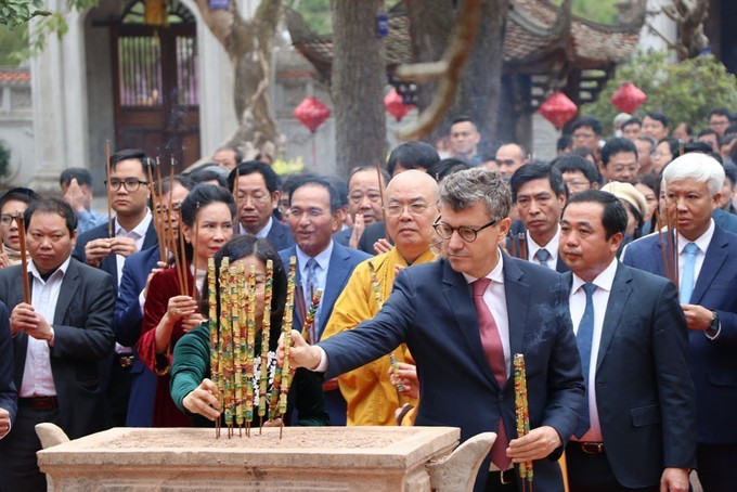 Ông Jonathan Wallace Baker, Trưởng đại diện UNESCO tại Việt Nam dâng hương tại lễ khai hội. Ảnh: Mạnh Minh- TTXVN