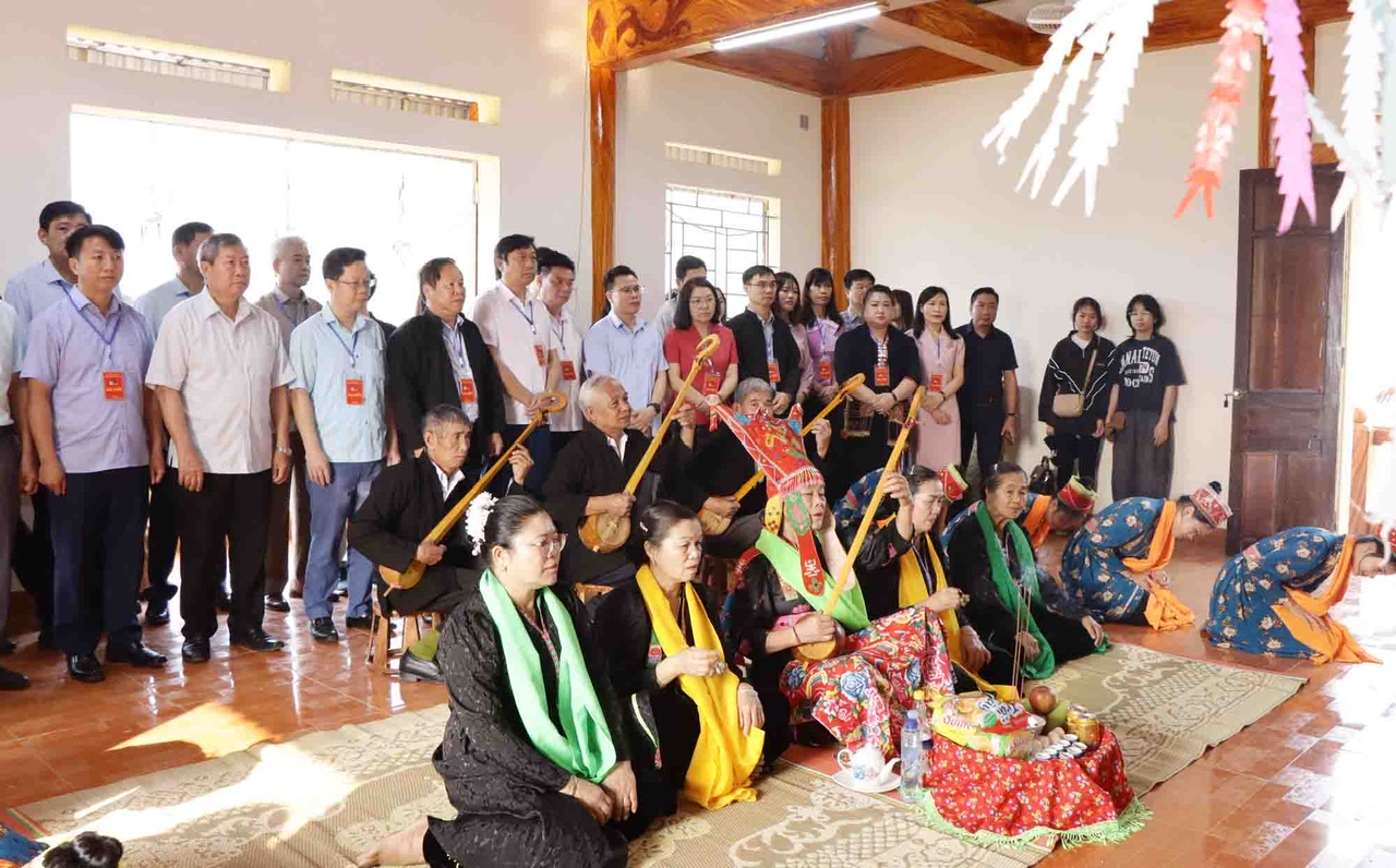 Lễ hội Then Kin Pang 2025: Không gian văn hóa đặc sắc của dân tộc Thái trắng 1 Nghi lễ cúng, dâng hương tại nhà Then năm 2024. ( Ảnh Báo Lai Châu)
