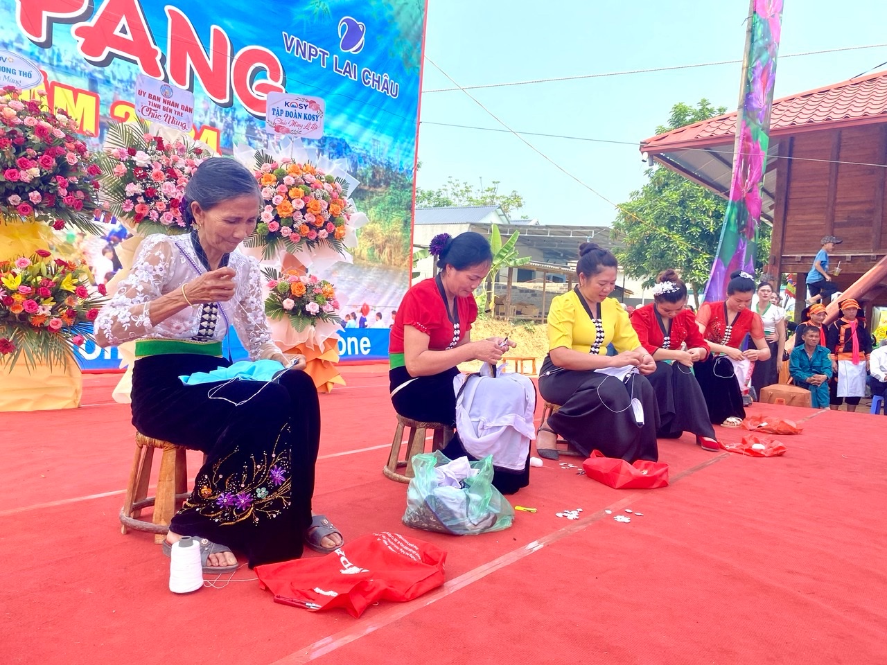 Lễ hội Then Kin Pang 2025: Không gian văn hóa đặc sắc của dân tộc Thái trắng 3 Phần thi thêu hoa văn thổ cẩm của các bà, các chị dân tộc Thái trắng. ( Ảnh Báo Lai Châu)