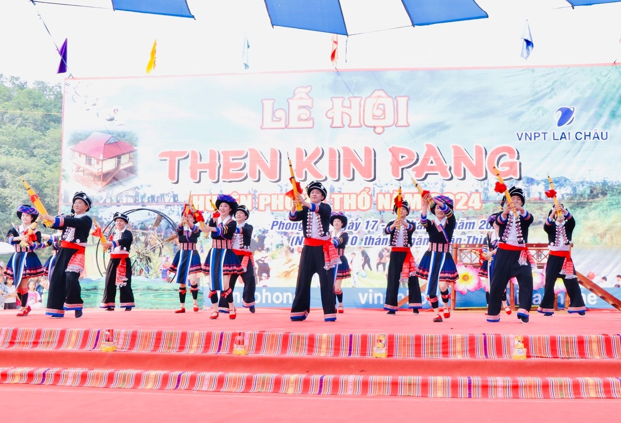 Lễ hội Then Kin Pang 2025: Không gian văn hóa đặc sắc của dân tộc Thái trắng 2 Tiết mục văn nghệ tại Lễ hội Then Kin Pang. ( Ảnh Báo Lai Châu)