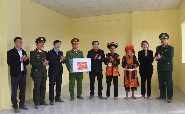 Nghĩa tình trong những mái ấm nơi vùng biên Lạng Sơn 5 Lãnh đạo UBND tỉnh Lạng Sơn tặng quà, chúc mừng gia đình hộ dân trên địa bàn huyện Lộc Bình nhận nhà mới - Ảnh Báo Dân Tộc
