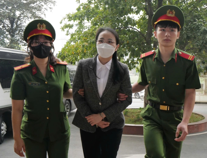 Trịnh Văn Quyết nguy kịt, xin hoãn hầu tòa do tình trạng sức khỏe nghiêm trọng 4 Bị cáo Hương Trần Kiều Dung, cựu phó chủ tịch thường trực HĐQT tập đoàn FLC, sáng 25/3. Ảnh: Ngọc Thành