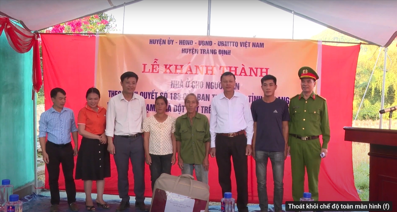 Nghĩa tình trong những mái ấm nơi vùng biên Lạng Sơn 7 Người dân xã Tân Tiến, huyện Tràng Định nhận bàn giao nhà mới theo Chương trình xóa nhà tạm, nhà dột nát của tỉnh Lạng Sơn - Ảnh Báo Dân Tộc