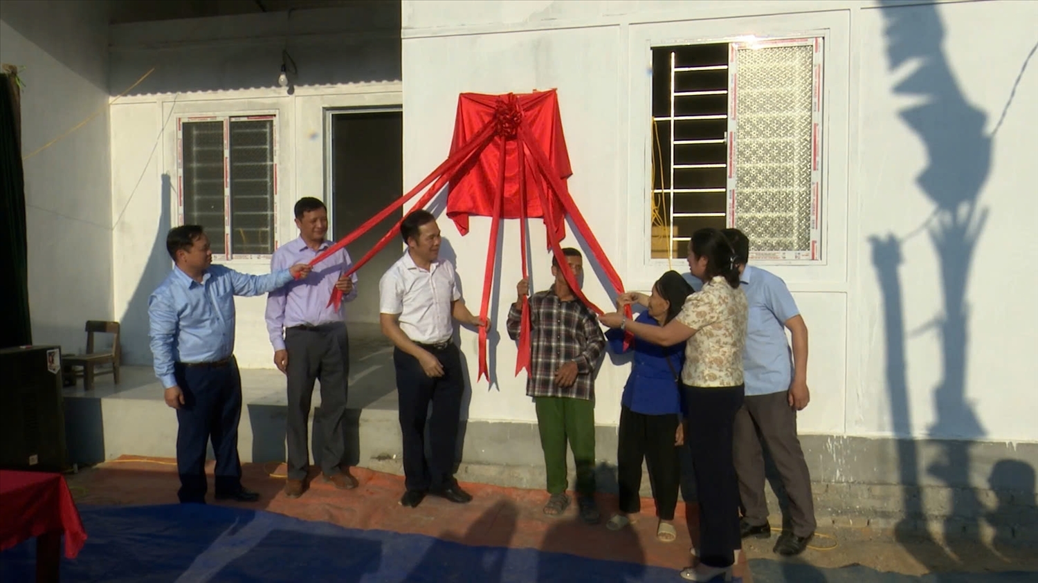 Nghĩa tình trong những mái ấm nơi vùng biên Lạng Sơn 6 Ngôi nhà mới của gia đình bà Lý Thị Ba và ông Hoàng Văn Giăng ở thôn bản Chang, xã Quang Trung huyện Bình Gia được khánh thành và bàn giao dịp Tết Nguyên đán năm 2025 vừa qua - Ảnh Báo Dân Tộc
