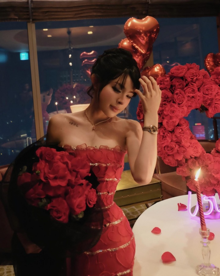 Bạn gái Vũ Văn Thanh gây sốc: Vừa đẹp như hotgirl, vừa kiếm tiền tỷ mỗi tháng! 10 Dù không xuất hiện trong những bức ảnh của Văn Thanh, nhưng nhiều người đã biết Trần Bích Hạnh chính là nhân vật chính trong bữa tiệc tình yêu này.