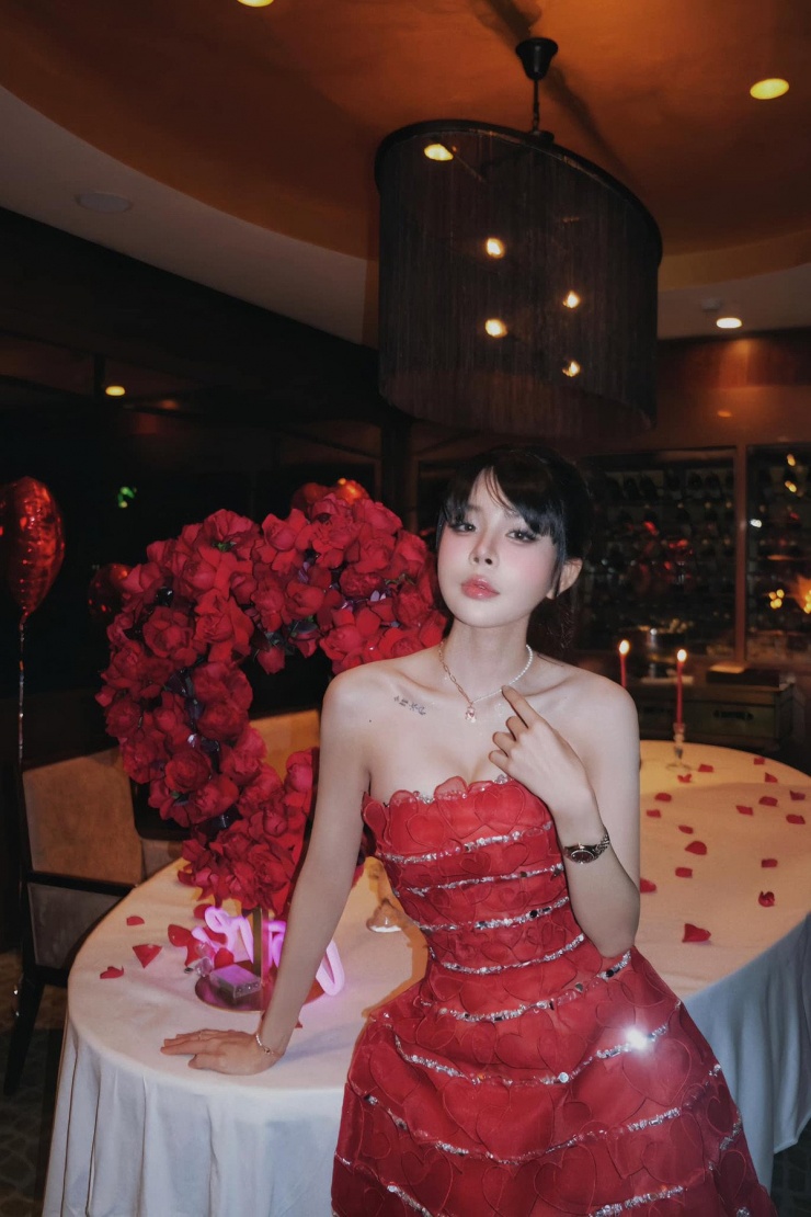 Bạn gái Vũ Văn Thanh gây sốc: Vừa đẹp như hotgirl, vừa kiếm tiền tỷ mỗi tháng! 11 Cặp đôi cùng diện trang phục đỏ, trong một không gian được trang trí rất đẹp.