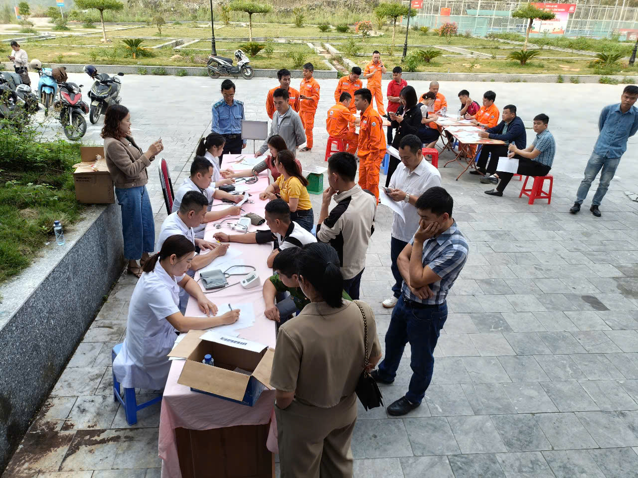 Rất đông tình nguyện viên đăng ký hiến máu trong Lễ phát động.- Ảnh Báo Lai Châu 