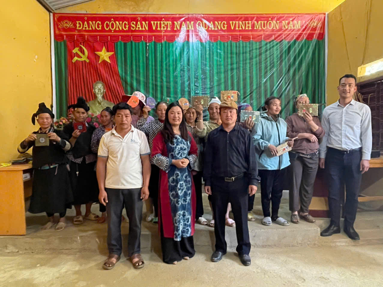 Đại diện công ty thông tin về nội dung ký kết. - Ảnh Truyền Hình Si Ma Cai 