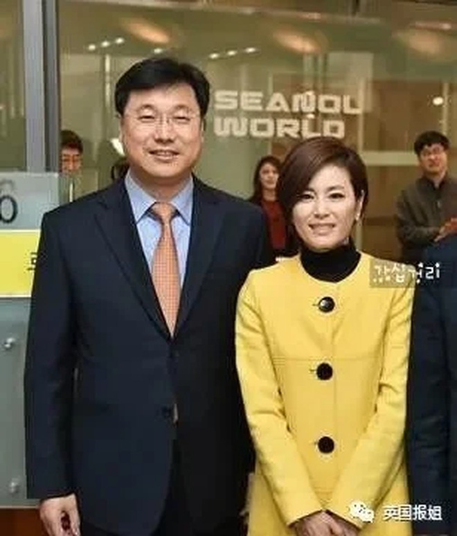 Lee Seung Gi chính thức cắt đứt quan hệ với gia đình vợ sau bê bối pháp lý nghiêm trọng 4 Năm ngoái, bố vợ Lee Seung Gi bị truy tố với cáo buộc thao túng giá cổ phiếu. Lee Hong Heon cùng 3 đồng phạm kiếm được 2,3 tỷ won (khoảng 42 tỷ đồng)