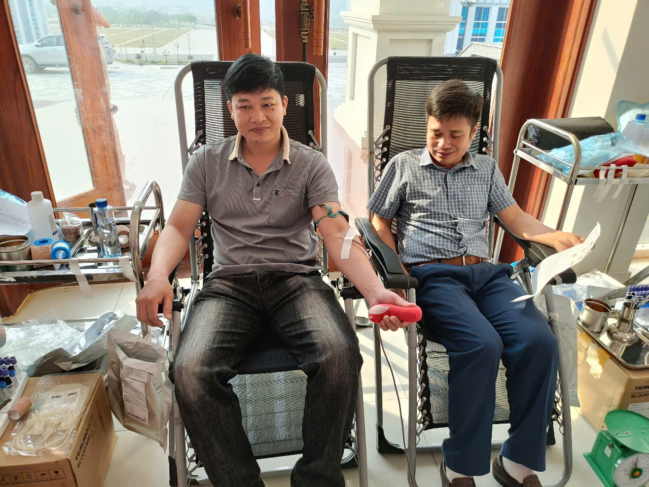 Các tình nguyện viên tham gia hiến máu.- Ảnh Báo Lai Châu 