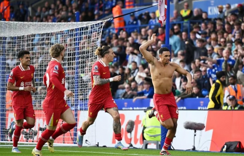 Alexander-Arnold tỏa sáng, Liverpool chạm tay vào ngôi vương Premier League 4 Alexander-Arnold ghi bàn thắng duy nhất giúp Liverpool giành chiến thắng sát nút trước Leicester