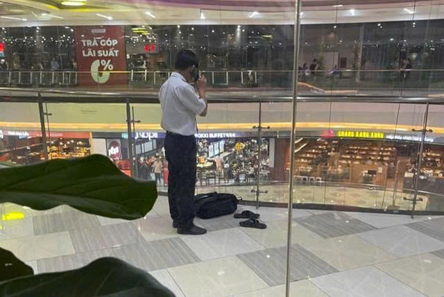 Ba lô và đôi dép để tại lầu 7. 